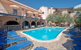 Kleoni Club Apartments  3*